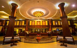 um lobby de um hotel com colunas e um lustre em Prince Angkor Hotel & Spa em Siem Reap