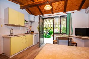 Ett kök eller pentry på Apartments & Rooms Chiara