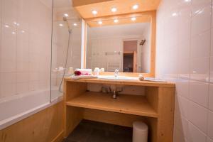 Ein Badezimmer in der Unterkunft Résidence Grand Roc - Bruyères 116 - Happy Rentals