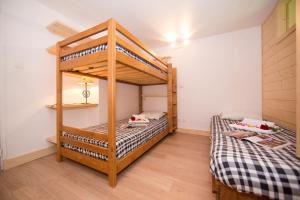 1 Schlafzimmer mit 2 Etagenbetten in einem Zimmer in der Unterkunft Résidence Grand Roc - Bruyères 116 - Happy Rentals in Chamonix-Mont-Blanc