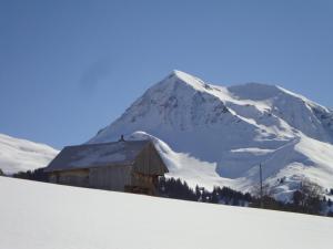 Vista generica sulle montagne o vista sulle montagne dall'interno del bed & breakfast