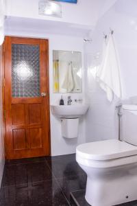 Ванна кімната в Channa Villa & Tours
