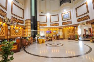 マナーマにあるRamee California Hotelの建物内のテーブルと椅子のあるロビー +43枚の写真
