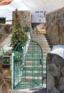 une porte en face d'un escalier dans l'établissement Casa-Cueva Villa Alta, à Juncalillo