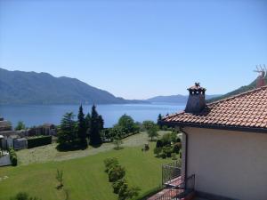 een huis met uitzicht op een meer en de bergen bij Casa Coccinella in Oggebbio