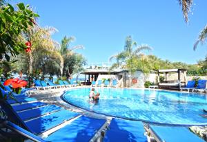 Bazén v ubytování Resort Rocca di Vadaro - Beachfront Apartments, Rooms & Suites nebo v jeho okolí