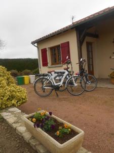 zwei Fahrräder, die vor einem Haus geparkt sind in der Unterkunft Gite de Belle vue in Semur-en-Brionnais