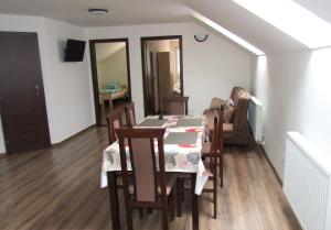 蘇伯萊茲的住宿－Ubytovanie na Roháčskej，一间带桌子和椅子的用餐室