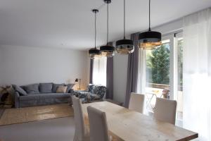 una sala de estar con una mesa y un sofá en Haus Iris by ISA AGENTUR, en Bad Kleinkirchheim