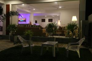 Uma televisão e/ou sistema de entretenimento em Hikka Regent Hotel
