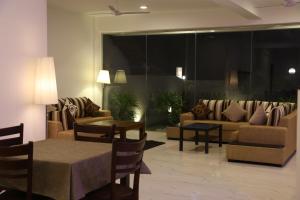 Uma área de estar em Hikka Regent Hotel