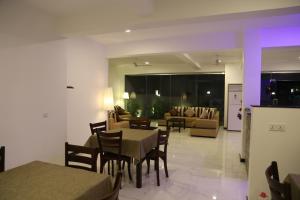 Uma área de estar em Hikka Regent Hotel