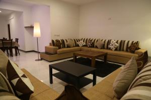 Uma área de estar em Hikka Regent Hotel