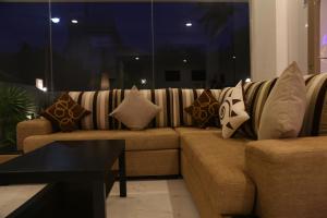 Uma área de estar em Hikka Regent Hotel