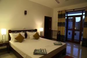 Uma cama ou camas num quarto em Hikka Regent Hotel
