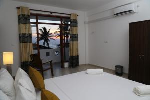 Uma cama ou camas num quarto em Hikka Regent Hotel