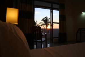 Uma cama ou camas num quarto em Hikka Regent Hotel