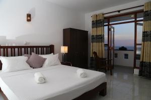 Uma cama ou camas num quarto em Hikka Regent Hotel