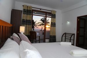 Uma cama ou camas num quarto em Hikka Regent Hotel