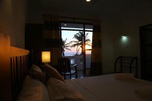 Uma cama ou camas num quarto em Hikka Regent Hotel