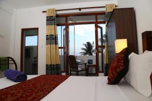 Uma cama ou camas num quarto em Hikka Regent Hotel