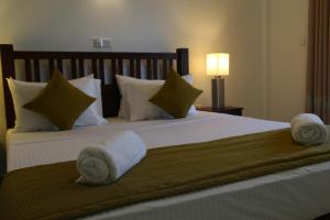 Uma cama ou camas num quarto em Hikka Regent Hotel