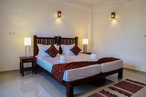 Uma cama ou camas num quarto em Hikka Regent Hotel
