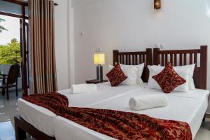 Uma cama ou camas num quarto em Hikka Regent Hotel