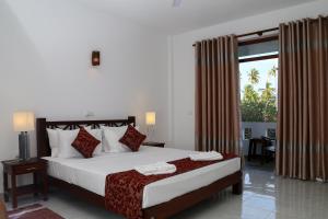 Uma cama ou camas num quarto em Hikka Regent Hotel