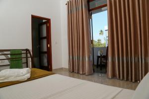 Uma cama ou camas num quarto em Hikka Regent Hotel