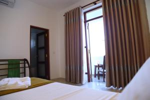 Uma cama ou camas num quarto em Hikka Regent Hotel