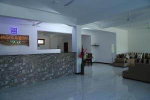 A área de receção ou átrio de Hikka Regent Hotel