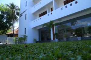 Um jardim no exterior de Hikka Regent Hotel