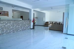 Uma área de estar em Hikka Regent Hotel
