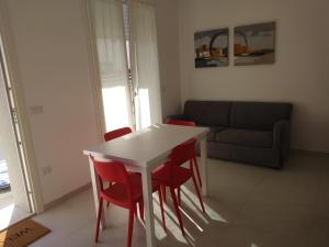 マロッタにあるCasa vacanze "Il Mare"のリビングルーム(白いテーブル、赤い椅子付)