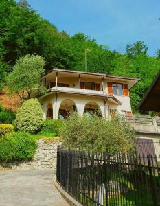 una casa con una recinzione di fronte di Le Grigne Guest House a Oliveto Lario