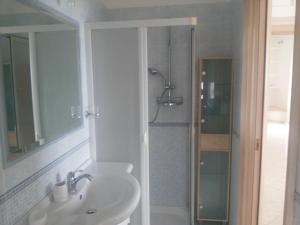 Un baño blanco con lavabo y ducha. en Attico Ostuni, en Ostuni 32 fotos más
