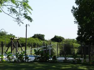 un parque con parque infantil con tobogán en La Serena del Gualeyan en Gualeguaychú