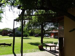 un parque con una mesa de picnic y un banco en La Serena del Gualeyan en Gualeguaychú