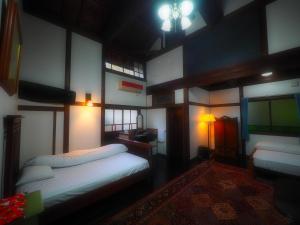 Våningssäng eller våningssängar i ett rum på Kotohira Guest House en