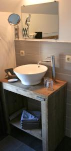 a bathroom with a sink and a mirror at B&B Horpala in Heers