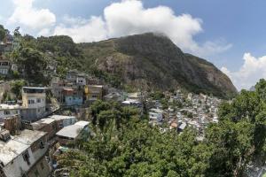 Blick auf eine Stadt mit einem Berg im Hintergrund in der Unterkunft Natural Do Rio Guesthouse in Rio de Janeiro