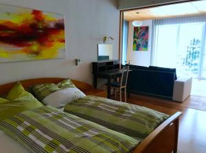 Un dormitorio con una cama y un escritorio. en Mountain View, en Längenfeld