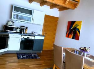 una cocina con estufa y microondas en Mountain View, en Längenfeld