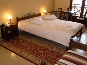 Una cama o camas en una habitación de Guesthouse Kallisto