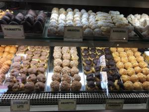 uma vitrine cheia de vários tipos diferentes de donuts em Alloggio Le Casette em Verona