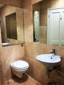 un bagno con un water e un lavandino di 34 The Green a Marlborough Altre 14 foto