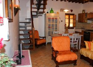 uma sala de estar com uma mesa e uma escada em espiral em Mina House em Campi Bisenzio