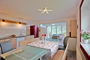 a kitchen and dining room with a table and chairs at Ferienwohnung Neuheim in Niederau