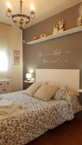 ein Schlafzimmer mit einem Bett und einem Regal mit Schuhen drauf in der Unterkunft Apartamento El Fangar in Deltebre